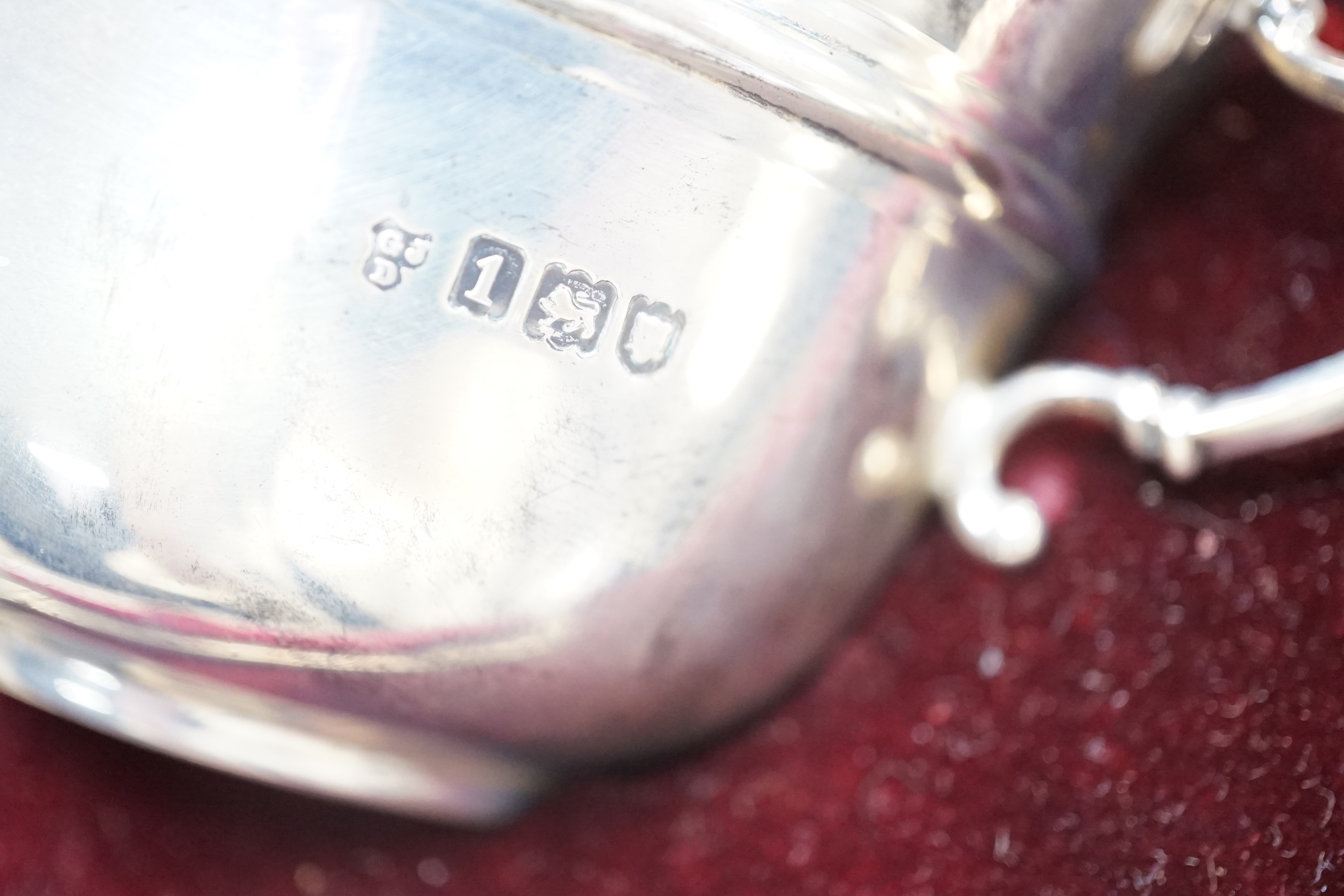 A cased Edwardian silver porringer and spoon, London, 1906 and a cased damaged silver christening mug.